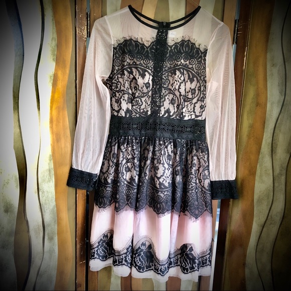 Cream and black lace dress - Picture 3 of 5